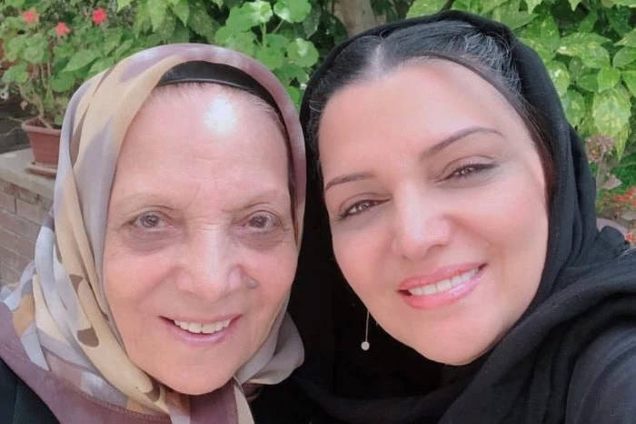 الهام پاوه نژاد و مادرش 